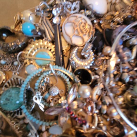 1.5 LB Lot of Single Pierced Clip On Earrings Scrap Repair Craft - Picture 2 of 9